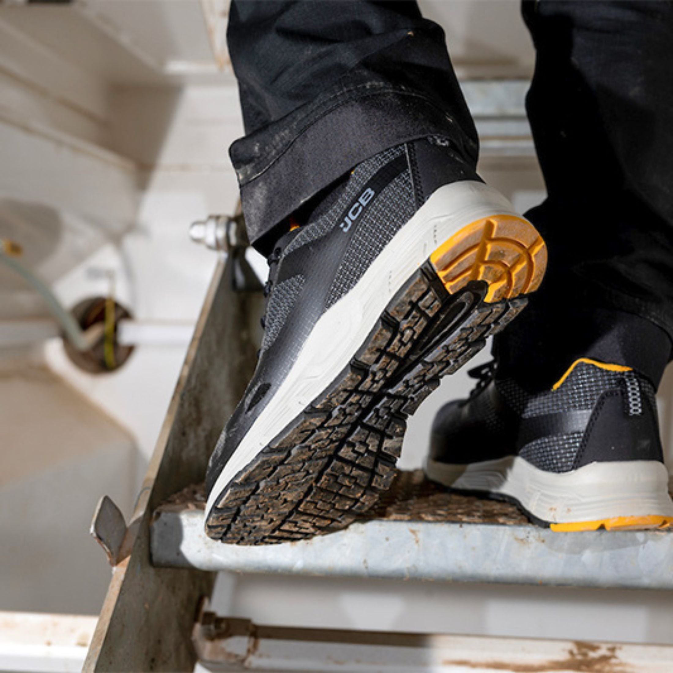 JCB SPARK BLACK TRAINER S3 SRC